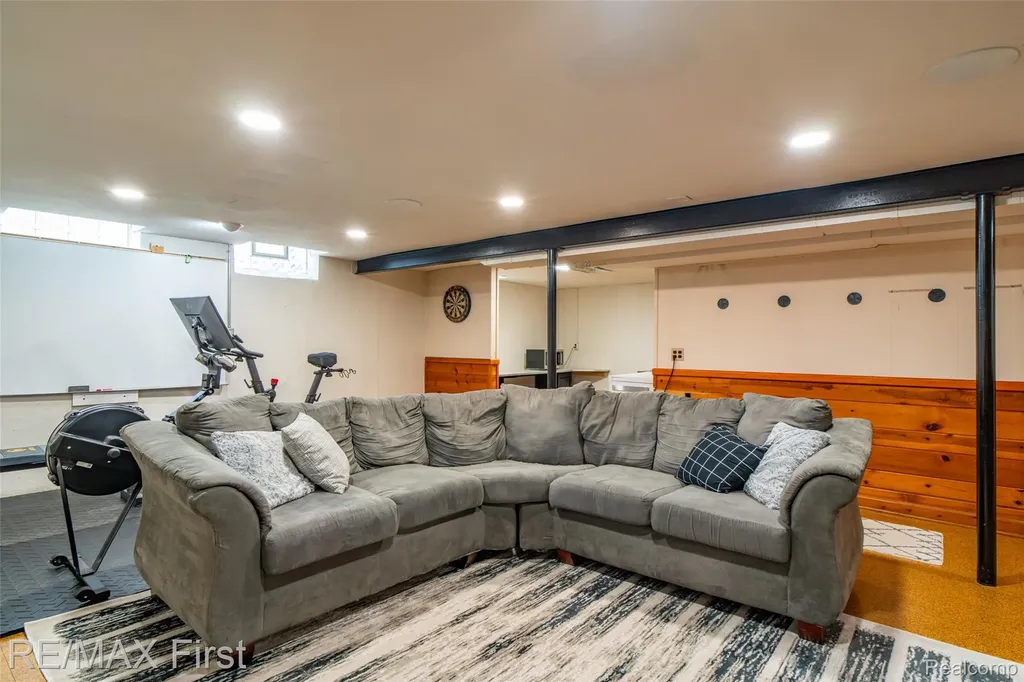 24024 Colchester Drive Farmington City MI 48336
