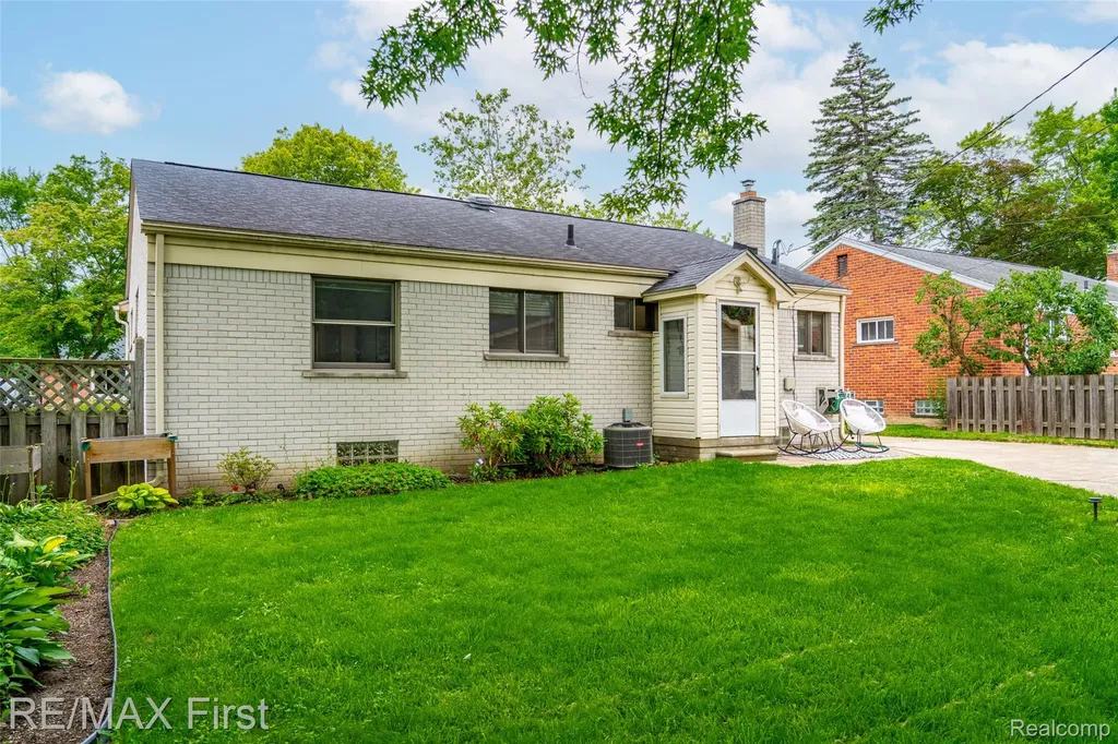 24024 Colchester Drive Farmington City MI 48336