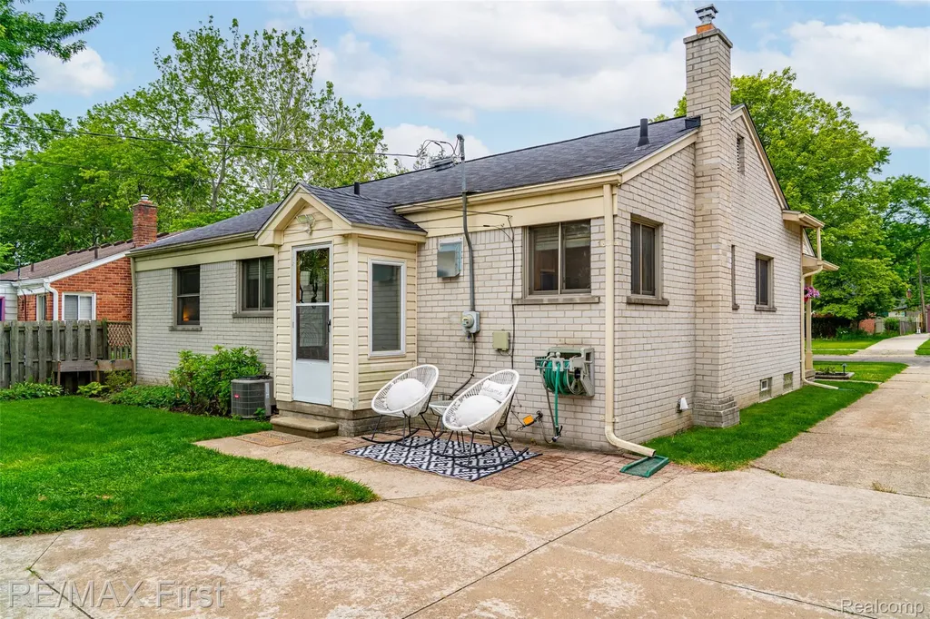 24024 Colchester Drive Farmington City MI 48336