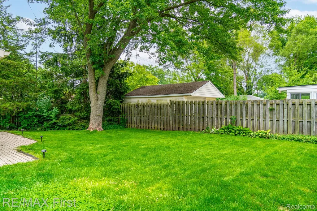24024 Colchester Drive Farmington City MI 48336
