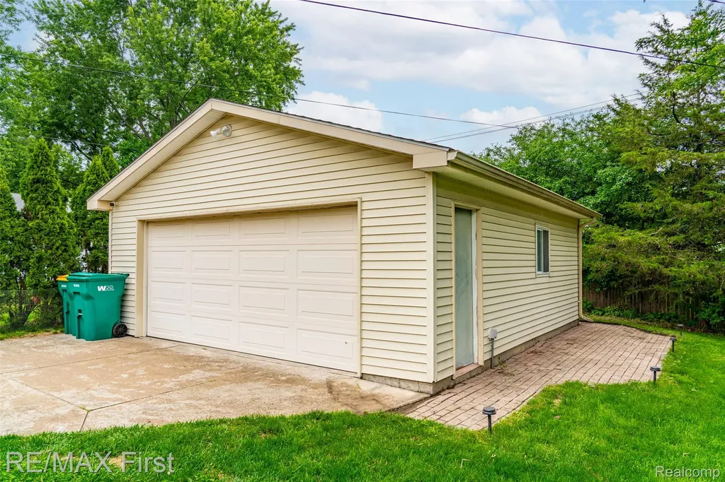 24024 Colchester Drive Farmington City MI 48336