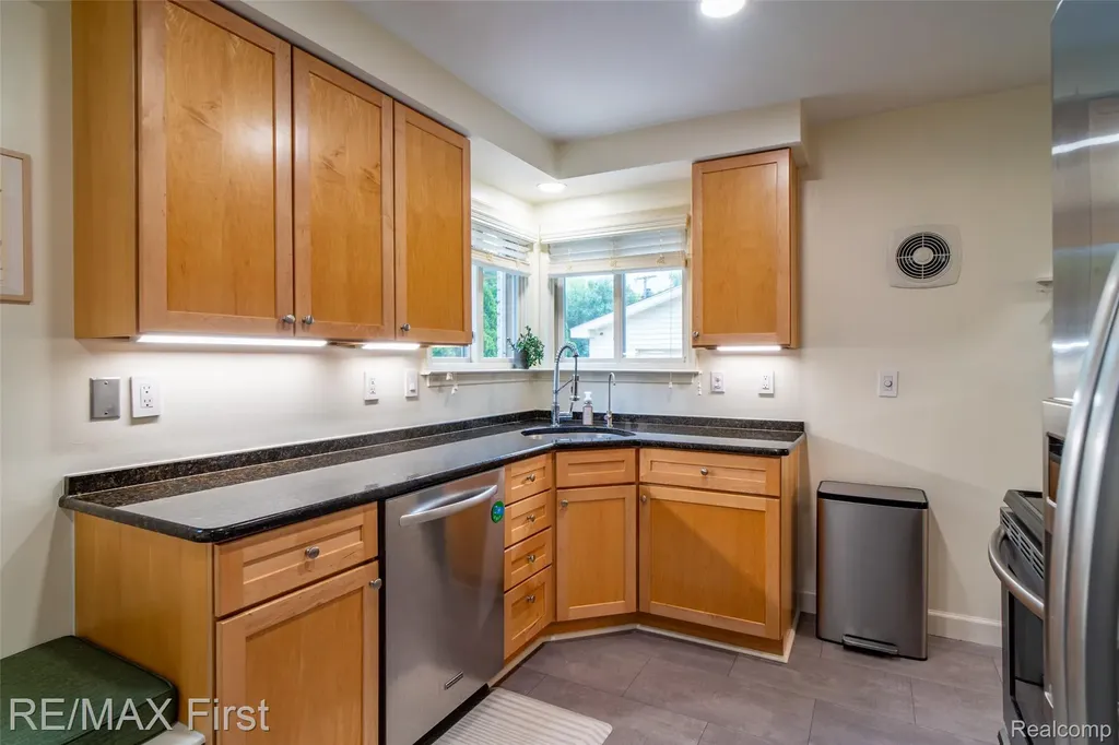 24024 Colchester Drive Farmington City MI 48336