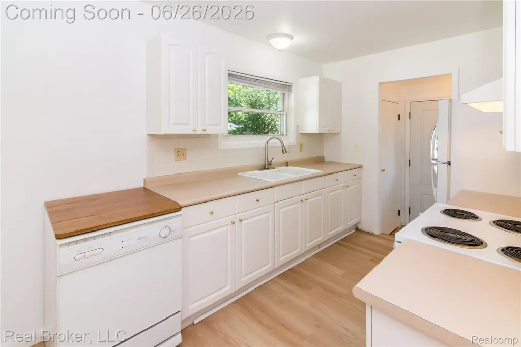 15009 Houghton Street Livonia City MI 48154
