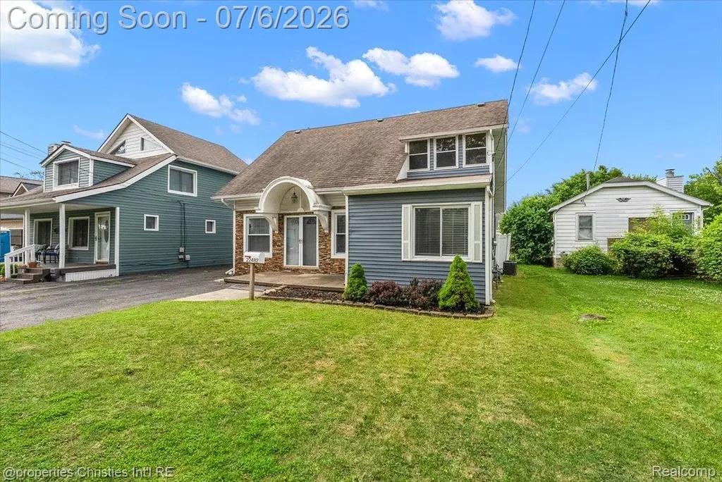 22482 Beach Street St. Clair Shores City MI 48081