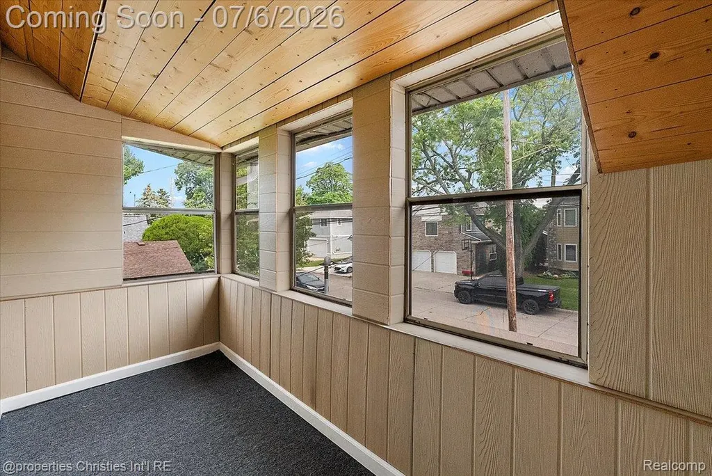 22482 Beach Street St. Clair Shores City MI 48081