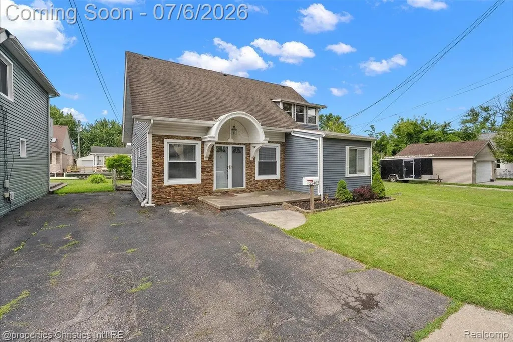 22482 Beach Street St. Clair Shores City MI 48081