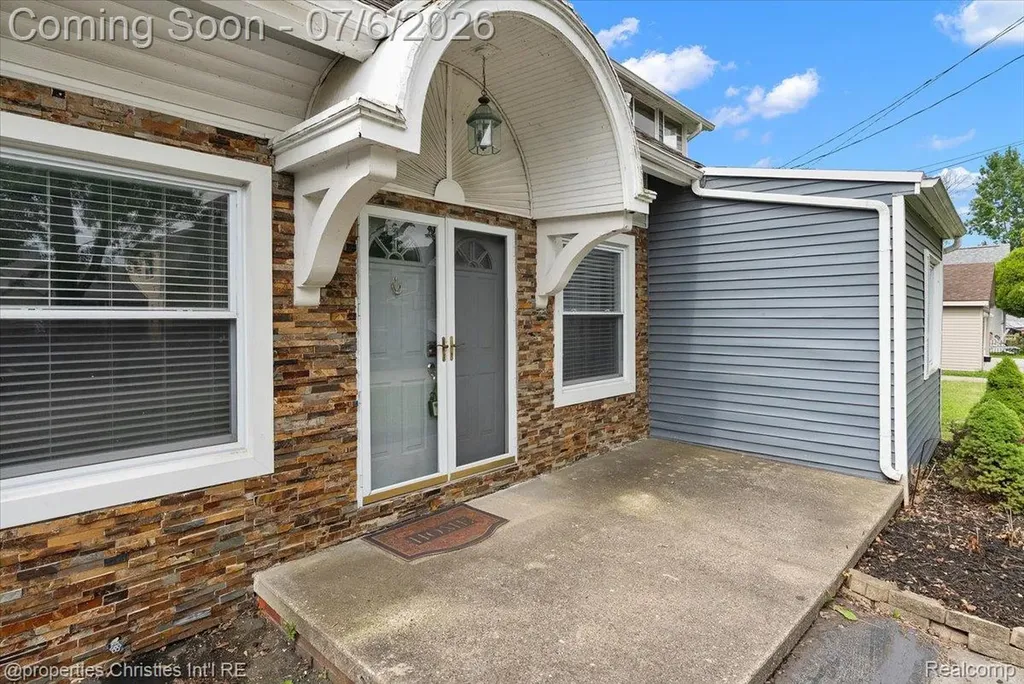 22482 Beach Street St. Clair Shores City MI 48081