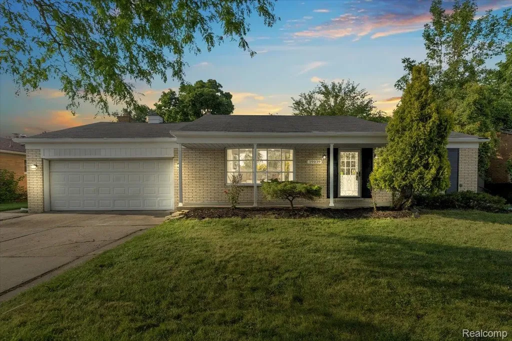 19039 Elsmere Avenue Eastpointe City MI 48021