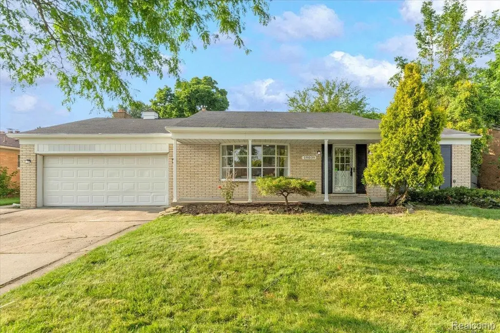 19039 Elsmere Avenue Eastpointe City MI 48021