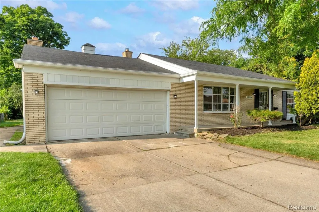 19039 Elsmere Avenue Eastpointe City MI 48021