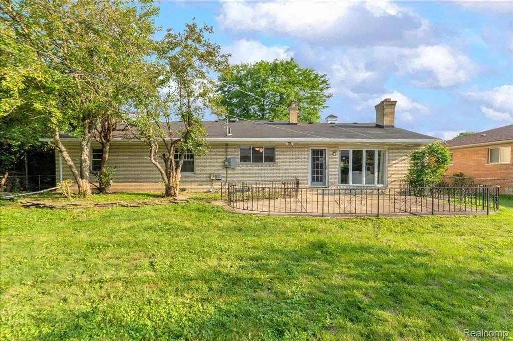 19039 Elsmere Avenue Eastpointe City MI 48021