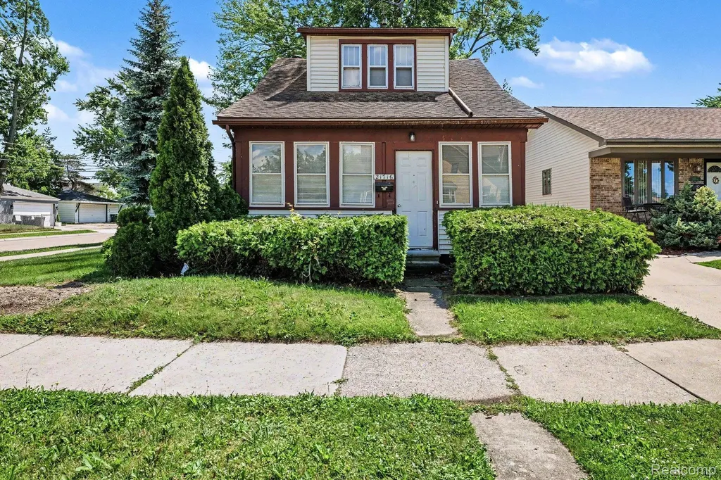 21716 Lakeview Street St. Clair Shores City MI 48080