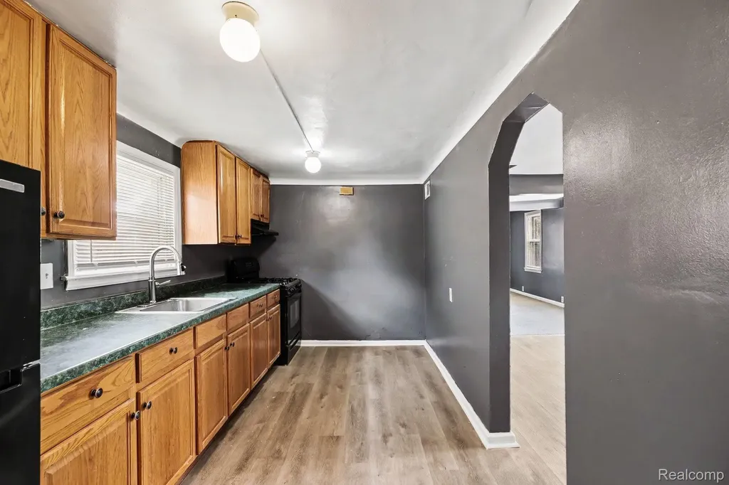 21716 Lakeview Street St. Clair Shores City MI 48080