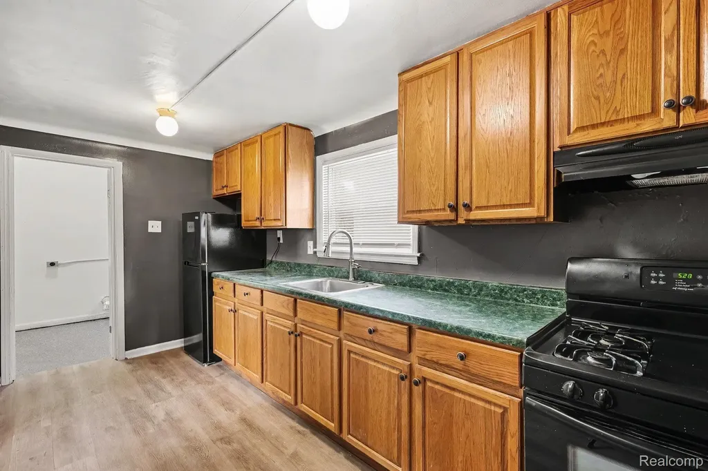 21716 Lakeview Street St. Clair Shores City MI 48080