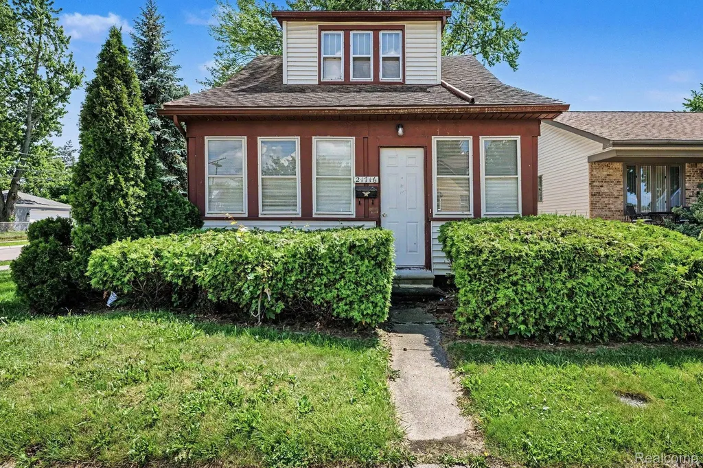 21716 Lakeview Street St. Clair Shores City MI 48080