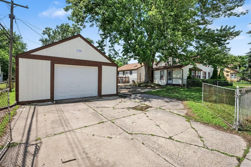 21716 Lakeview Street St. Clair Shores City MI 48080