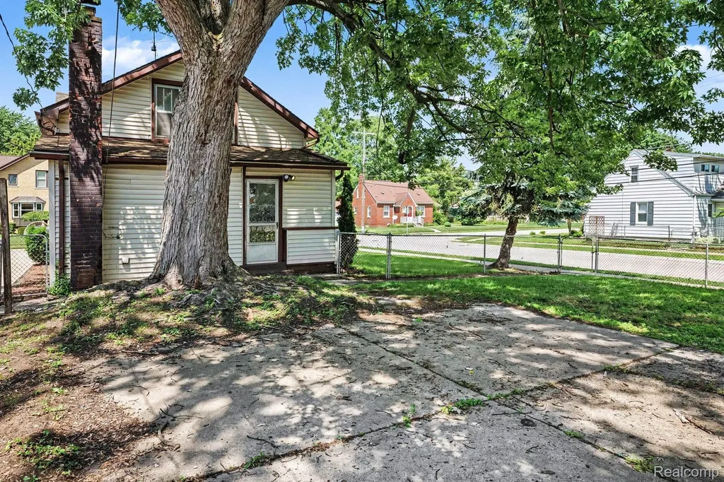 21716 Lakeview Street St. Clair Shores City MI 48080