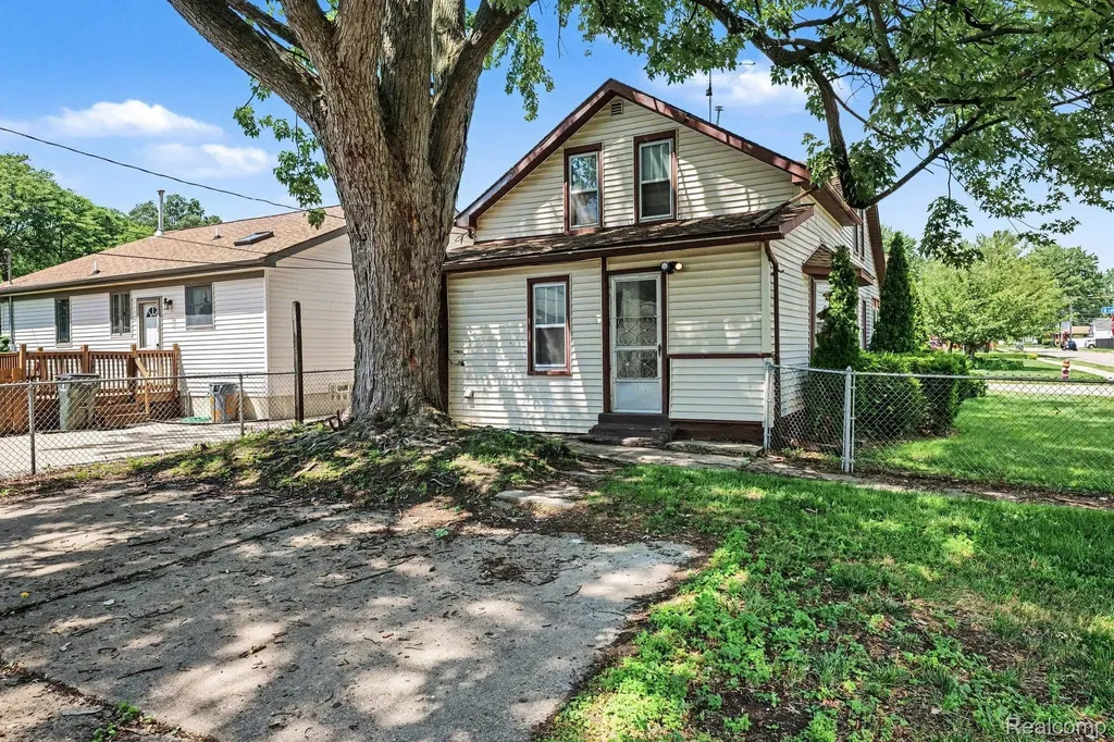 21716 Lakeview Street St. Clair Shores City MI 48080