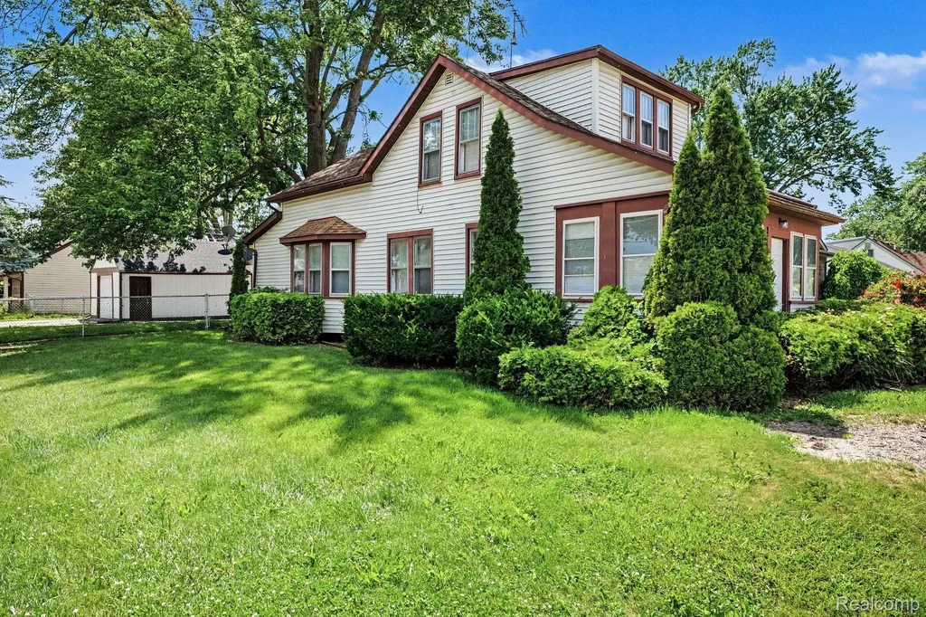 21716 Lakeview Street St. Clair Shores City MI 48080