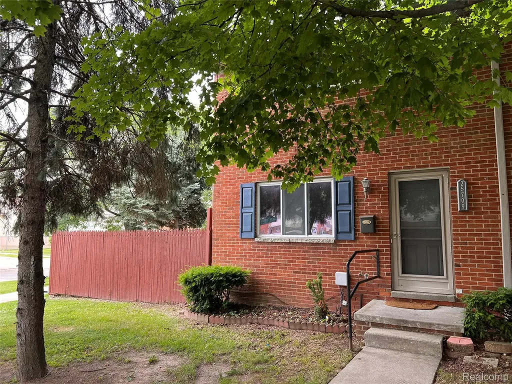 25709 Salem Roseville City MI 48088