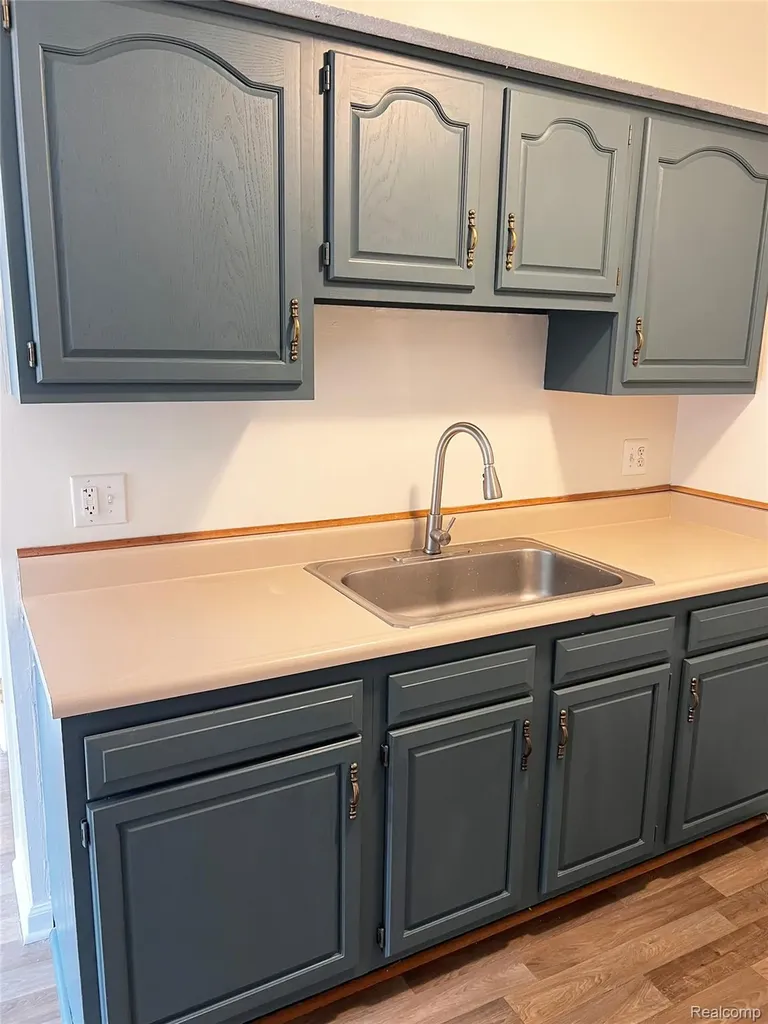 25709 Salem Roseville City MI 48088