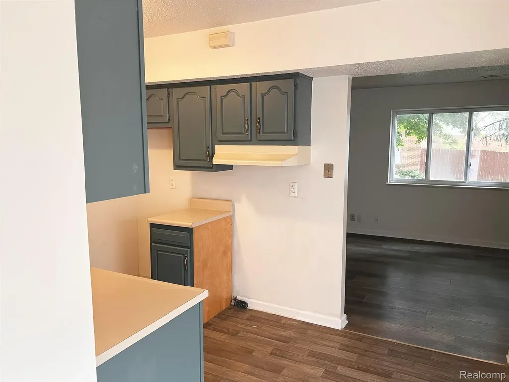 25709 Salem Roseville City MI 48088