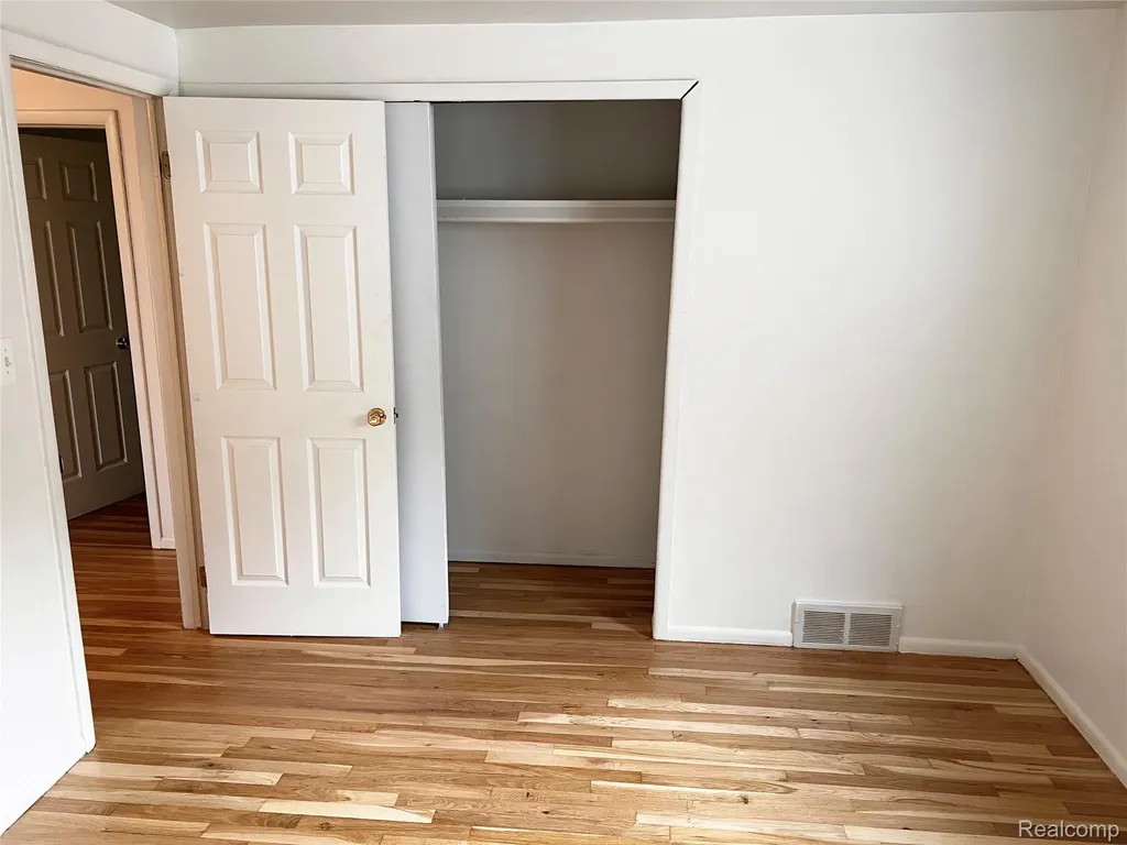 25709 Salem Roseville City MI 48088