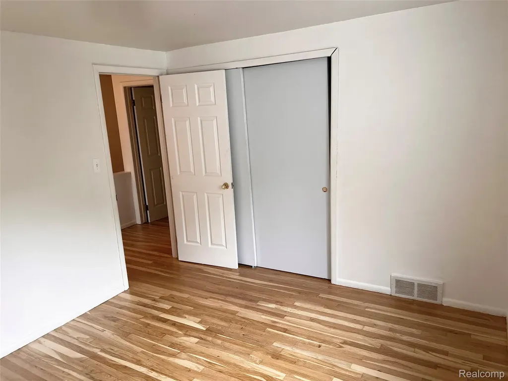 25709 Salem Roseville City MI 48088