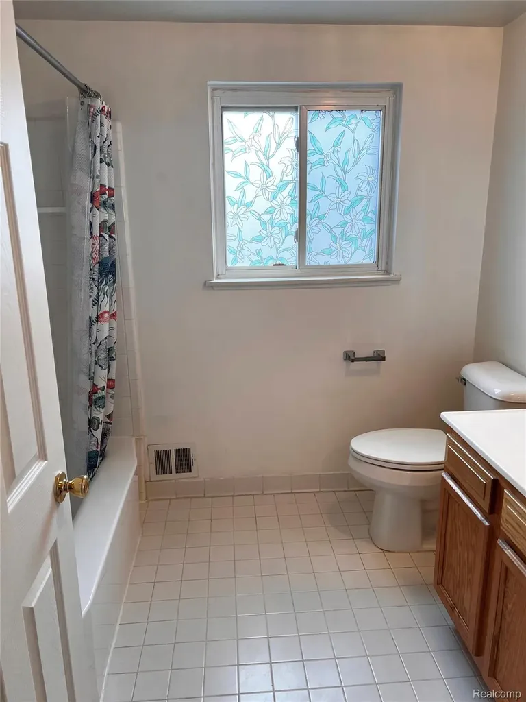 25709 Salem Roseville City MI 48088