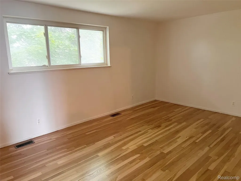 25709 Salem Roseville City MI 48088