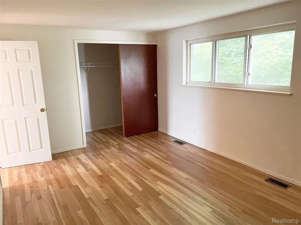 25709 Salem Roseville City MI 48088