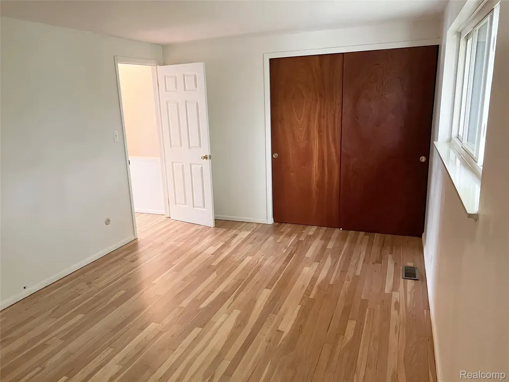 25709 Salem Roseville City MI 48088