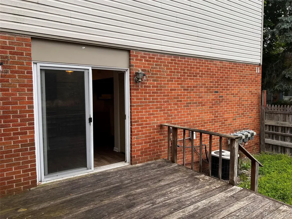 25709 Salem Roseville City MI 48088