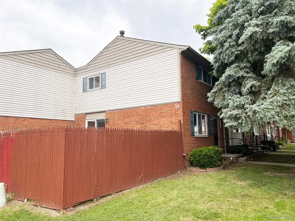 25709 Salem Roseville City MI 48088