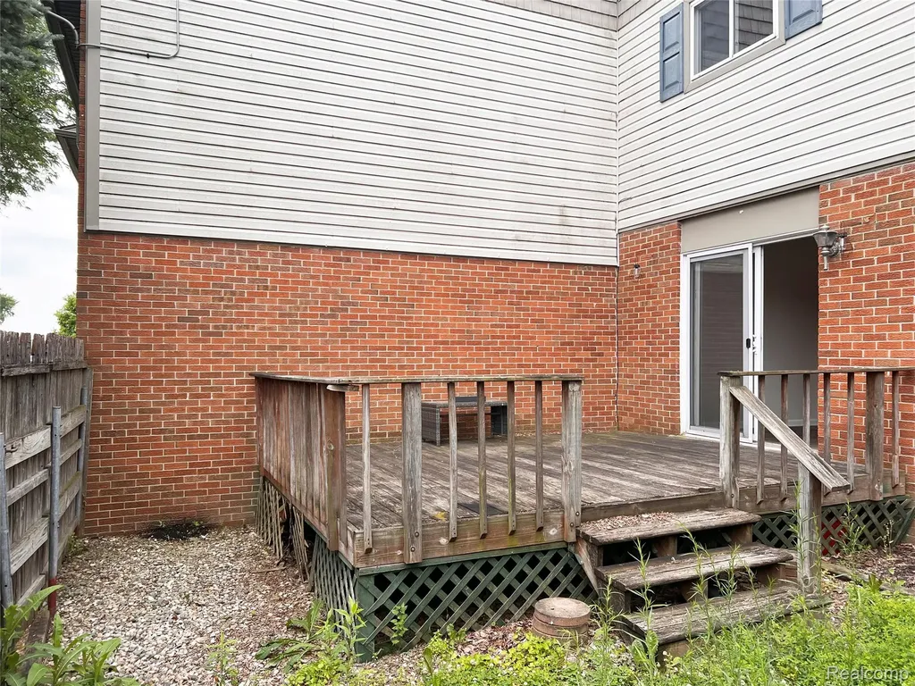 25709 Salem Roseville City MI 48088