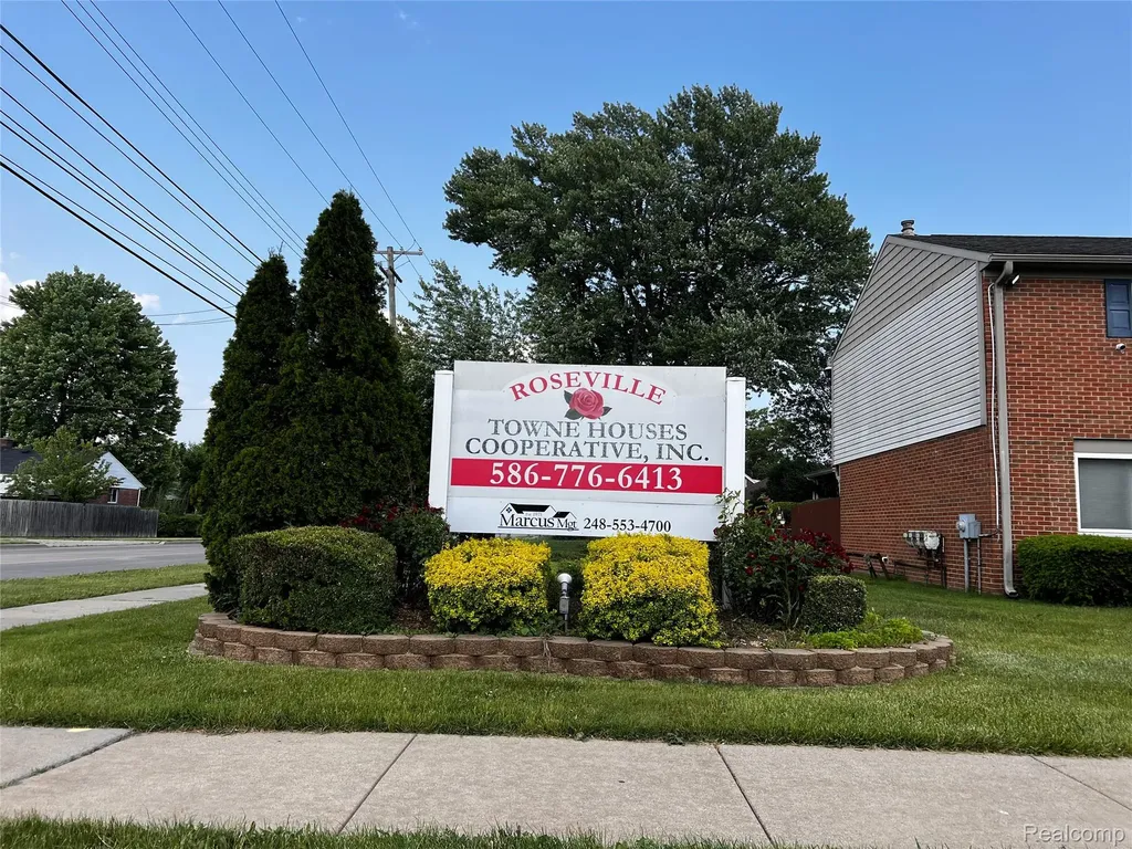 25709 Salem Roseville City MI 48088