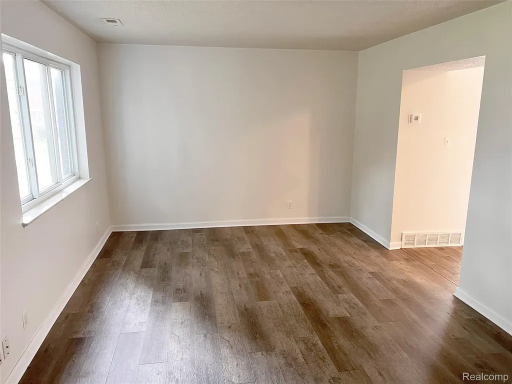 25709 Salem Roseville City MI 48088