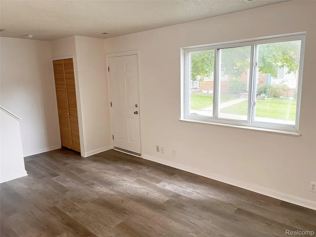 25709 Salem Roseville City MI 48088