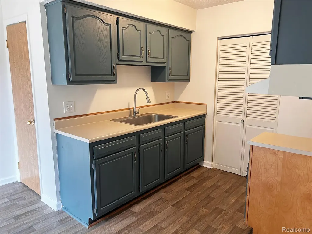 25709 Salem Roseville City MI 48088
