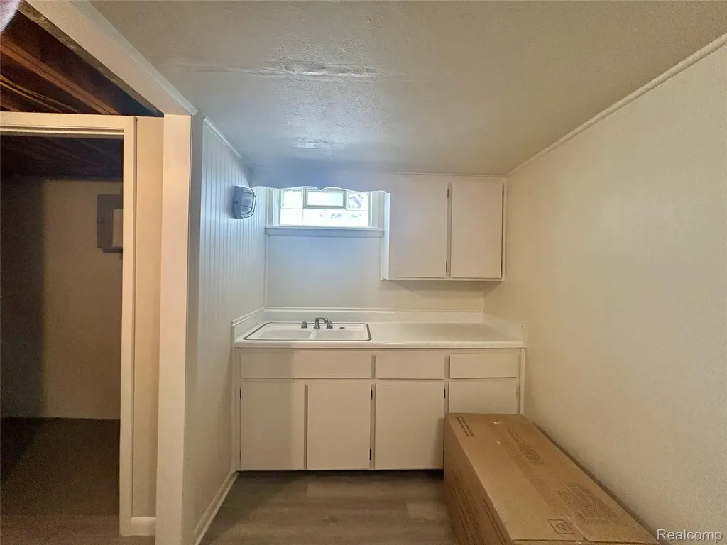 86 E Columbia Avenue Pontiac City MI 48340