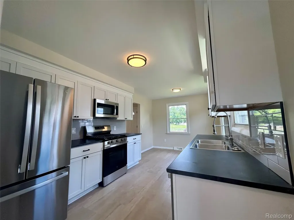 86 E Columbia Avenue Pontiac City MI 48340