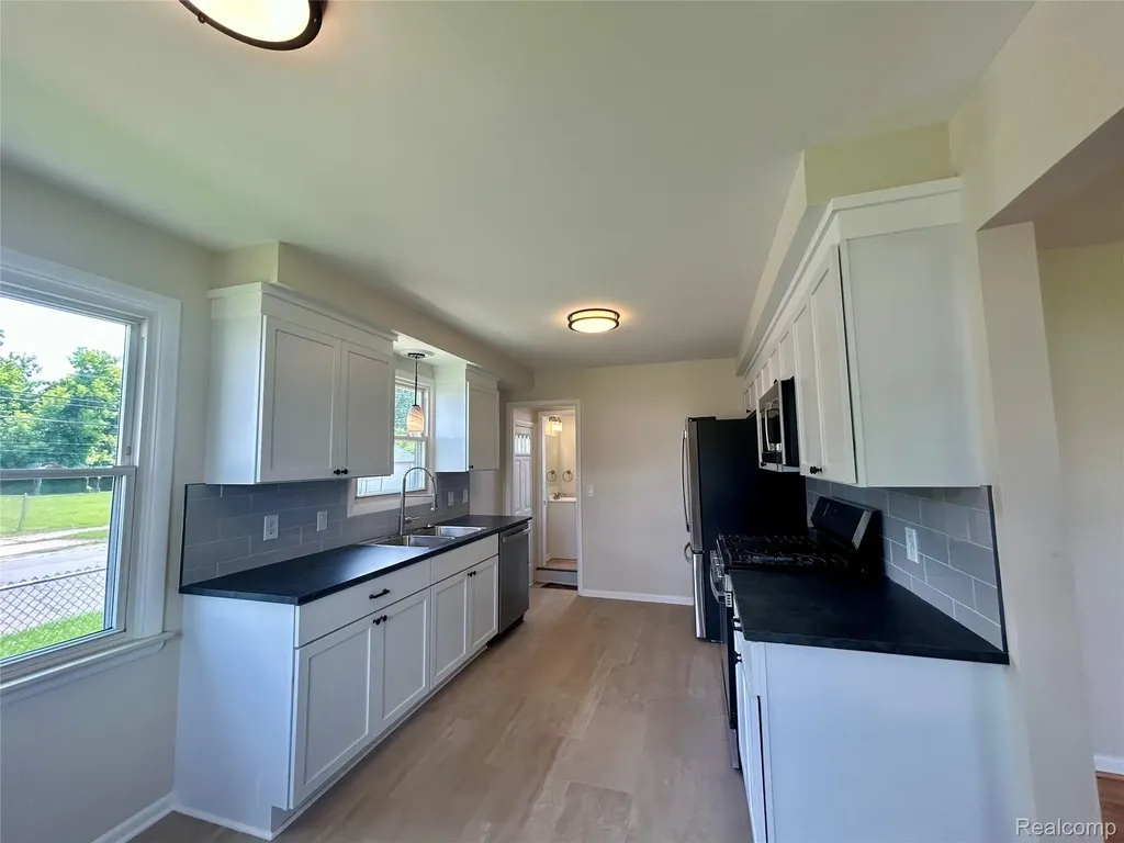 86 E Columbia Avenue Pontiac City MI 48340