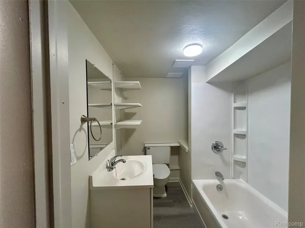 86 E Columbia Avenue Pontiac City MI 48340