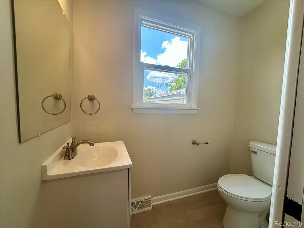 86 E Columbia Avenue Pontiac City MI 48340