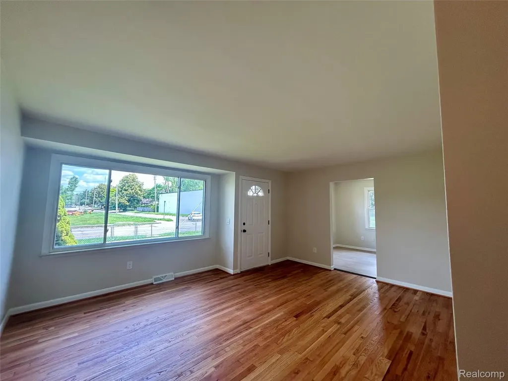 86 E Columbia Avenue Pontiac City MI 48340