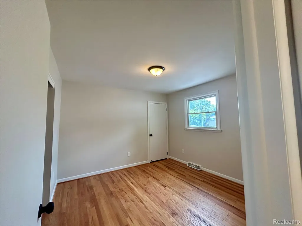 86 E Columbia Avenue Pontiac City MI 48340