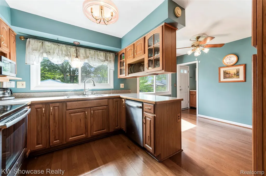 27390 Everett Street Southfield City MI 48076