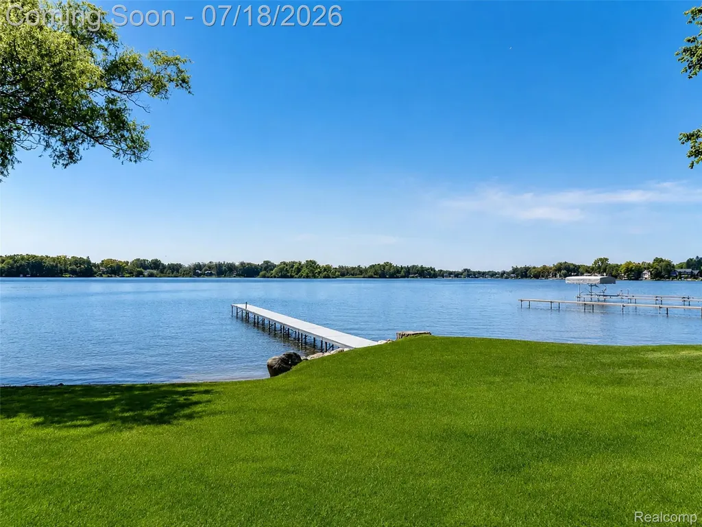 2545 Cedar Key Drive Lake Orion Village MI 48360