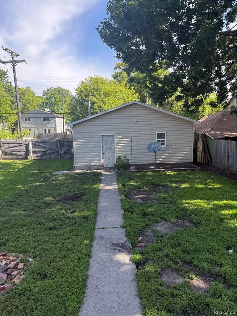 1013 Wall Street Port Huron City MI 48060