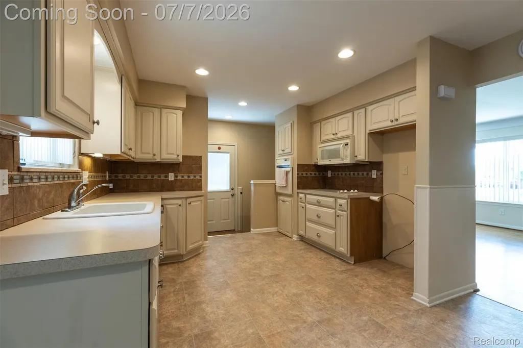 27268 Wagner Drive Warren City MI 48093